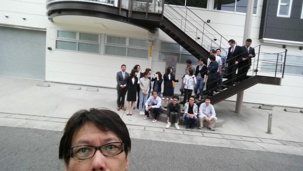 35:600:338:0:0:20150629_091510:right:1:1:会社案内用の写真撮影の一コマ。こんな仲間と今日もお客様に喜びをお届けします。:0: