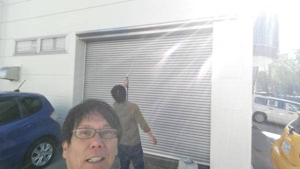 23.5:600:338:0:0:20151008_083840:right:1:1:シャッターに水をかけて雑巾がけをする社員:0: