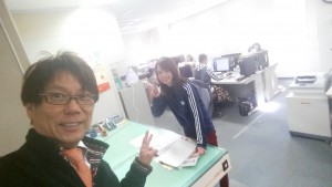 可愛い社員が原稿整理をしています(^^)v